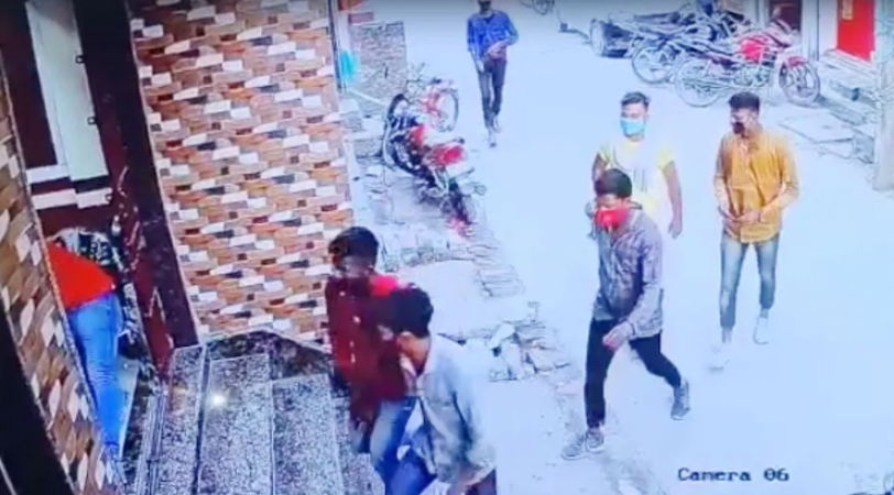 बिहार में बदमाशों का आतंक! खुलेआम 2 मिनट में दुकान से ले उड़े 2 करोड़