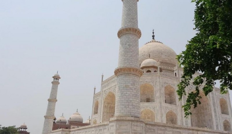 ताजमहल की मस्जिद में नमाज़ पढ़ते हुए 4 पर्यटक गिरफ्तार, हैदराबाद से आए थे आगरा