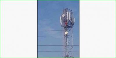 Women climbed 200 feet high on mobile tower, police came to help!