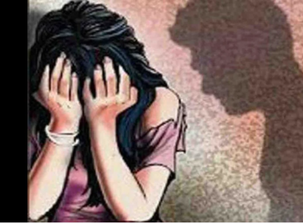 शर्मनाक: ट्रैन से युवती को खिंच कर अपराधियों ने कर किया समूहिक दुष्कर्म