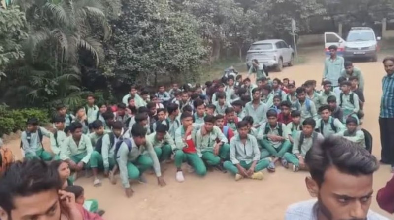 सरेराह छात्राओं के साथ हुई छेड़खानी, BJP ने पूछा- 'क्या हिंदू होना बच्चियों का कसूर'