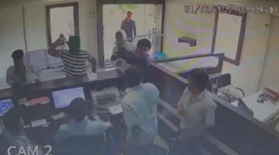 तलवार लेकर बैंक में घुसे 6 बदमाश, सामने आया हैरान कर देने वाला VIDEO