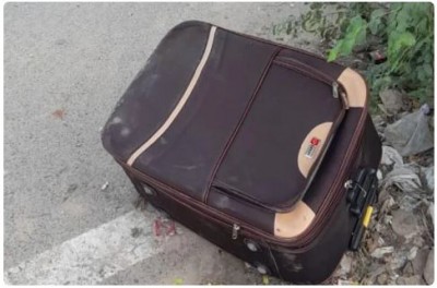 सड़क पर पड़े सूटकेस को बार-बार सूंघ रहे थे कुत्ते, पुलिस ने खोला तो देखकर निकली चीख!