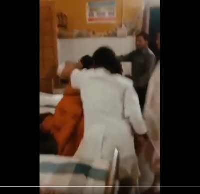 बेदर्दी नर्स ने महिला मरीज को चोटी पकड़कर घसीटा
