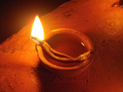 Lit the lamp of ghee daily to remove the shortage of money