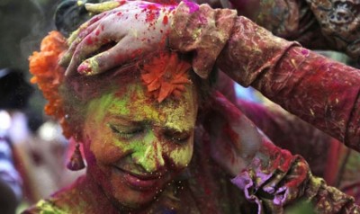 Here is why Women celebrate their first Holi after marriage at their Maternal Home