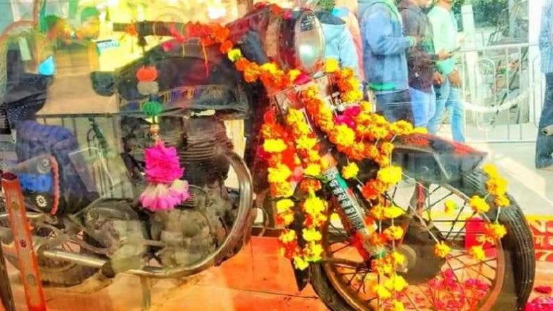 ये है भारत का अनोखा मंदिर, जहां मूर्ति या तस्वीर नहीं बल्कि बुलेट मोटरसाइकिल की होती है पूजा, जानिए क्यों?