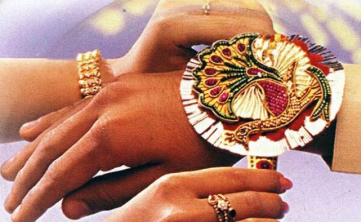 Raksha Bandhan 2018: Tie Rakhi on your brother's wrist along with this mantra for his long-life