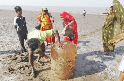 Bharuch: Watch! Huge Shiv Linga found in the sea, Shiva devotees flocked to see it