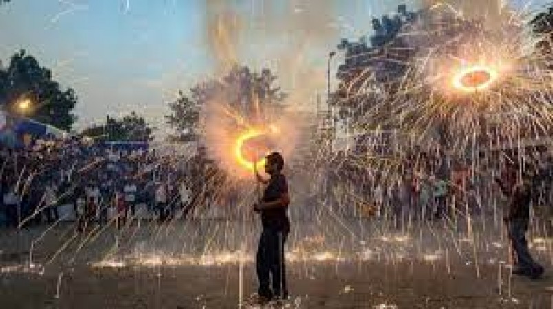 दिवाली पर पटाखे जलाने वालों को भूलकर भी नहीं करनी चाहिए ये गलतियां