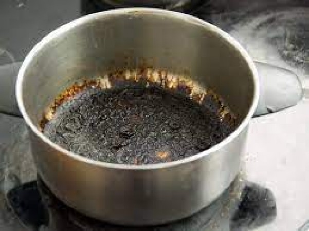 Kitchen Tips: चाय का बर्तन हो गया है गंदा, इन चीजों का इस्तेमाल कर करें साफ