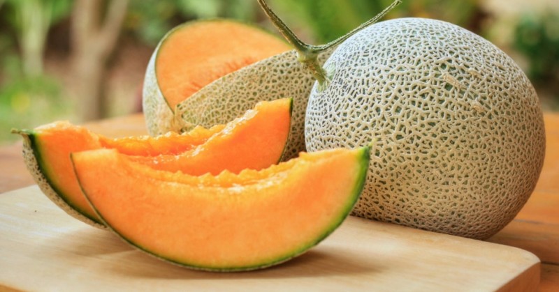 Does a cantaloupe really change color after looking at the melon?