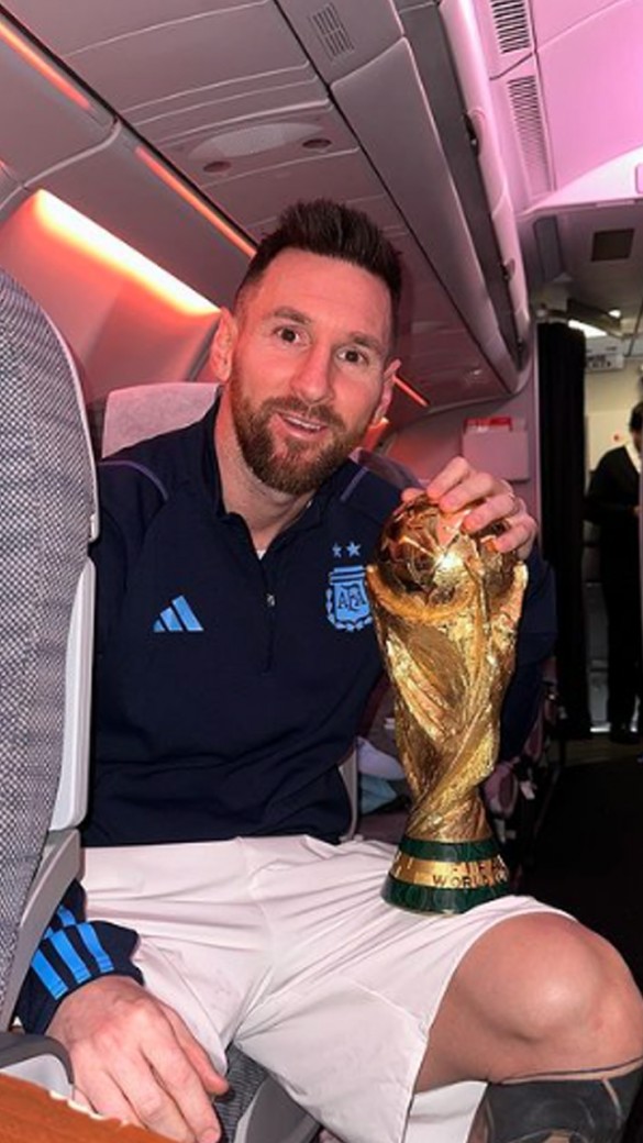 Pat Cummins poses with World Cup trophy on Sabarmati River cruise boat in  Ahmedabad after title triumph vs India - India Today