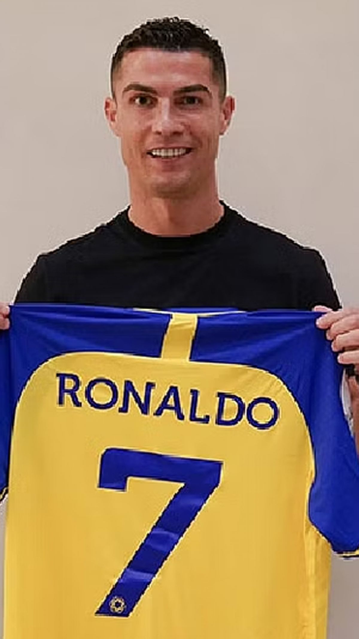 Al-Nassr fans flock to buy Cristiano Ronaldo jersey