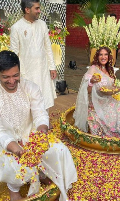 #RiAli Wedding: एक दूजे पर फूल बरसाते दिखे ऋचा-अली