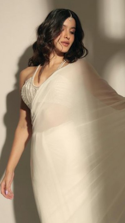 When Shanaya Kapoor slays in her all-white looks