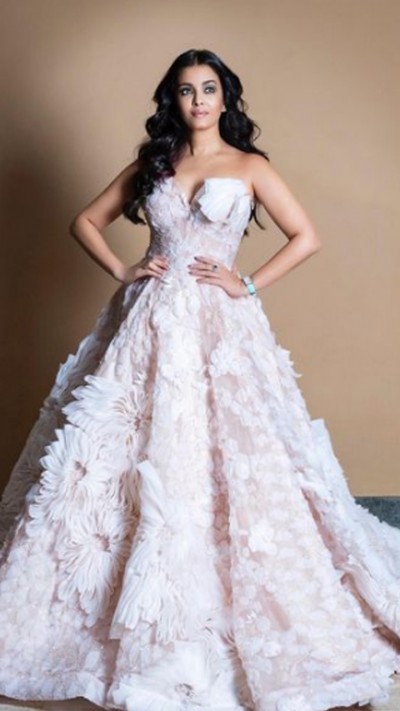 Bollywood Diva Aishwarya Rai's Breathtaking looks