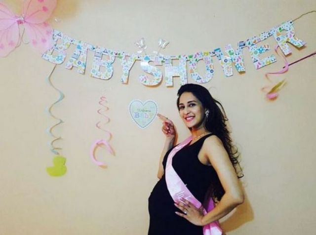 Mom-to-be 'Chahat Khanna' gets a suprise baby shower party