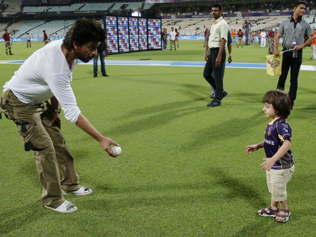 So adorable! Shahrukh with his son Abram in the cricket field