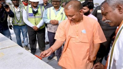 भक्ति में डूबे CM योगी, हाथों से गर्भ गृह के पत्थरों पर लिखा- 'श्री राम'