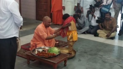 CM Yogi provides food to girls on Ram Navami