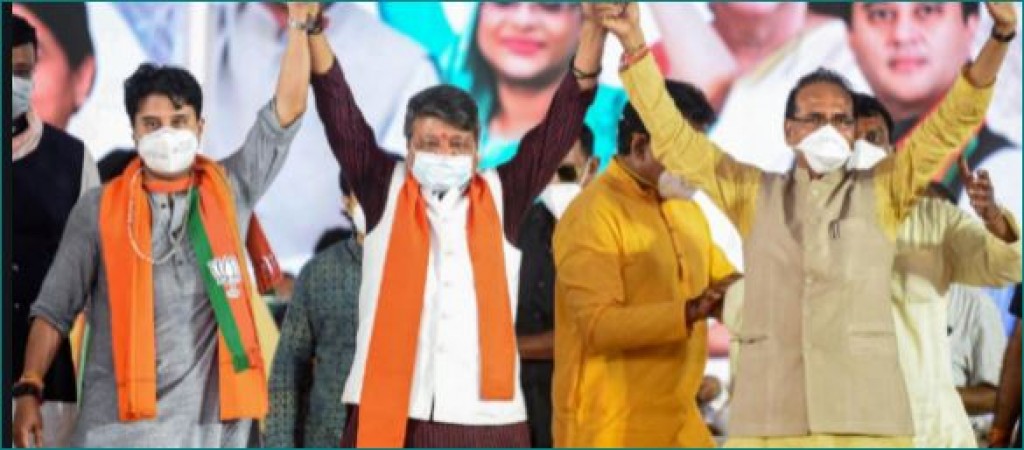 VIDEO: एक-दूजे का हाथ पकड़कर 'ये दोस्ती हम नहीं तोड़ेंगे' गाते नजर आए CM शिवराज और कैलाश विजयवर्गीय