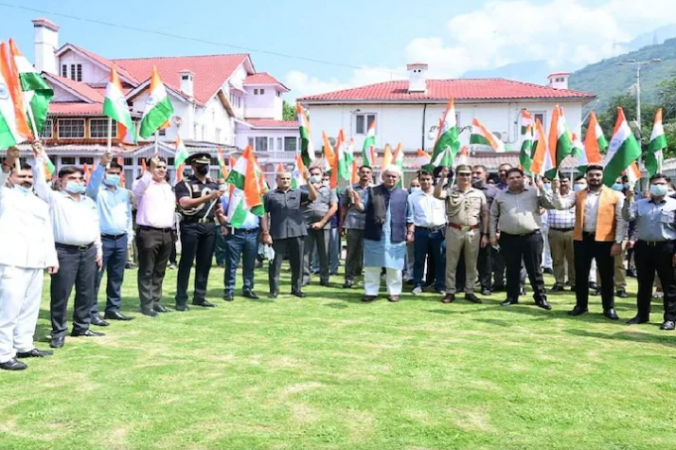जम्मू कश्मीर: LG मनोज सिन्हा ने बांटे राष्ट्रीय ध्वज, शुरू किया हर घर तिरंगा अभियान
