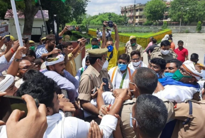 Major political stir in UP over Pradhan's murder, Congress leader protests