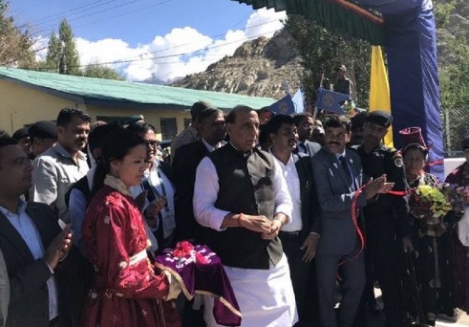 रक्षा मंत्री आज लद्दाख के दौरे पर, येचुरी श्रीनगर के लिए रवाना