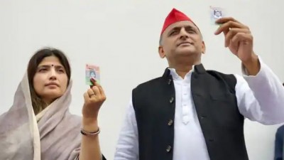 UP- Akhilesh Yadav and party candidate Dimple Yadav cast their votes in Mainpuri