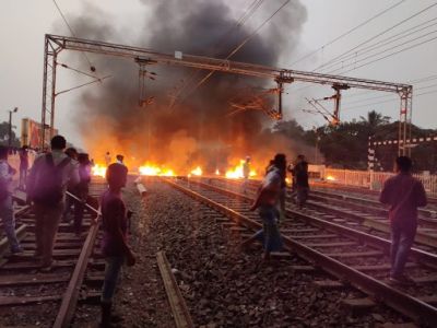 CAB : प्रदर्शनकारियों ने ट्रेन को फूंका, रेलवे स्टेशन भी नही रह पाया सुरक्षित