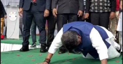 VIDEO: 65 की उम्र में भी फिट हैं BJP नेता कैलाश विजयवर्गीय, 48 सेकंड में लगाए 59 पुश-अप्स