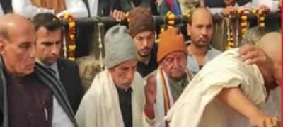 भाभी के अंतिम संस्कार में शामिल होने मणिकर्णिका घाट पहुंचे राजनाथ सिंह