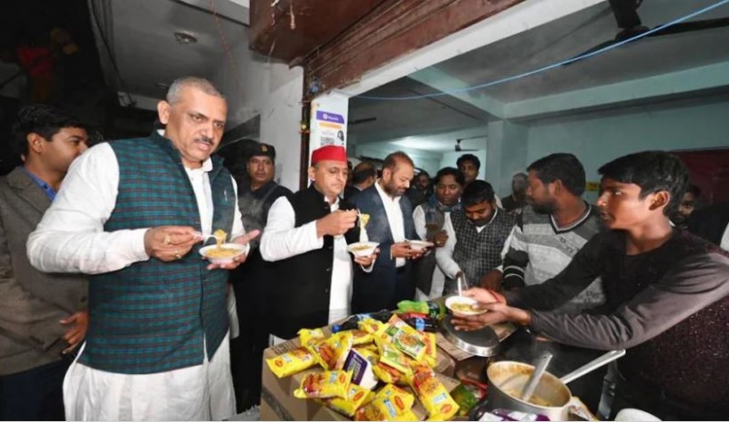 Akhilesh stopped to eat Maggi while returning from Kanpur, picture going viral