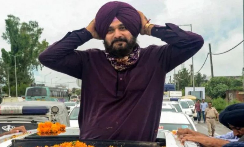 'Congress can defeat only by itself, no one can defeat..', which side is Sidhu pointing?