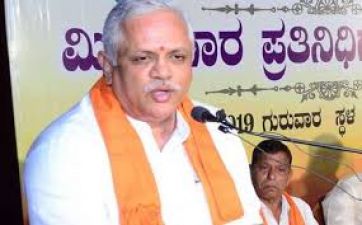 Kerala CM urges Karnataka CM to release state journalists