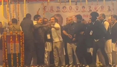 Rahul Gandhi jerked the worker's hand in front of everyone, BJP taunted