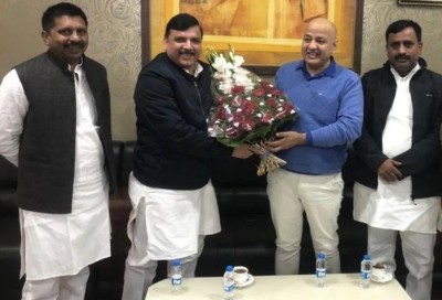 Manish Sisodia arrives in Lucknow, AAP's entry in UP's Dangal