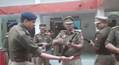 UP की ठांय-ठांय पुलिस ने कर दिखाया नया कारनामा, सपा ने वीडियो शेयर कर योगी सरकार पर कसा तंज