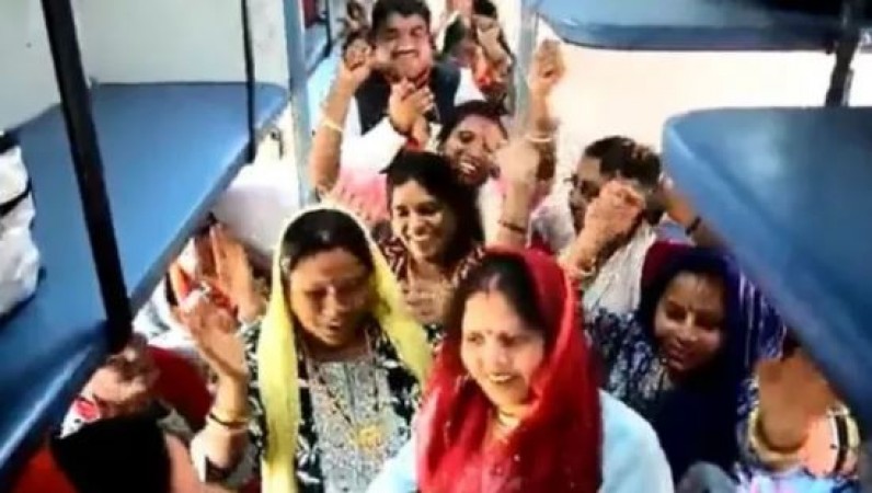 महिलाओं संग ट्रेन में भजन करते नजर आए संजय शुक्ला, मुस्लिम पत्रकार ने बता दिया 'मुजरा'