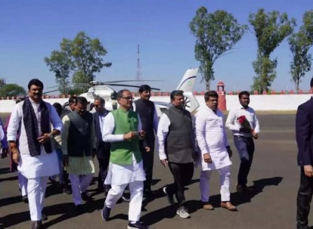 CM शिवराज की फ्लाइट में अचानक आई खराबी, रद्द करना पड़ा हैदराबाद का दौरा