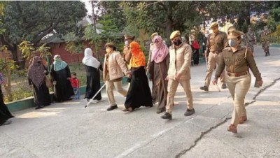 Mother-daughter wearing burqa was casting fake votes, UP police arrested from Rampur