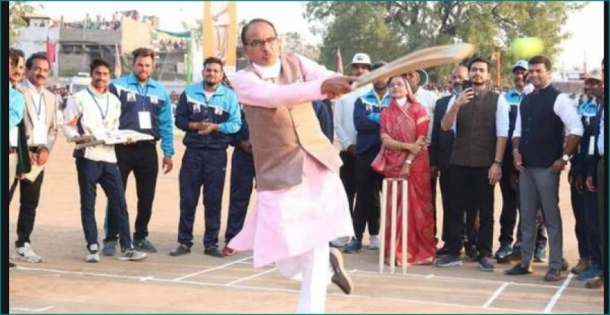 क्रिकेट टूर्नामेंट में पहुंचे CM शिवराज सिंह चौहान, बल्लेबाजी कर उड़ाए सबके होश