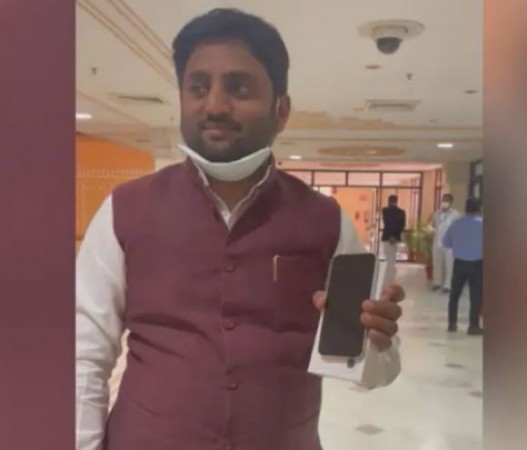 Rajasthan: 200 MLAs get gifts for iPhone 13, BJP turns down offer