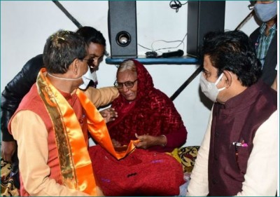 CM Shivraj arrives with gifts between children and women on new year