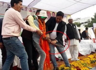 Know who is the man who reached Harish Rawat's public meeting with a knife?