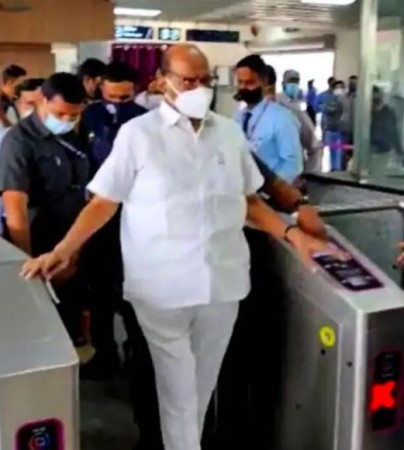 VIDEO! शरद पवार ने की मेट्रो ट्रेन की यात्रा, आमजन के साथ लाइन में लगकर खरीदा टिकट