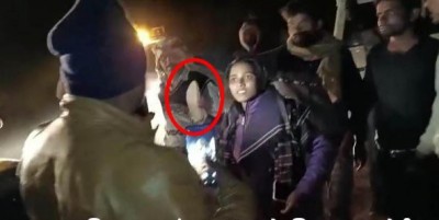 BJP की महिला नेता ने सरेआम कर दी पुलिस अधिकारी की चप्पल से पिटाई, वीडियो वायरल होते ही मचा बवाल