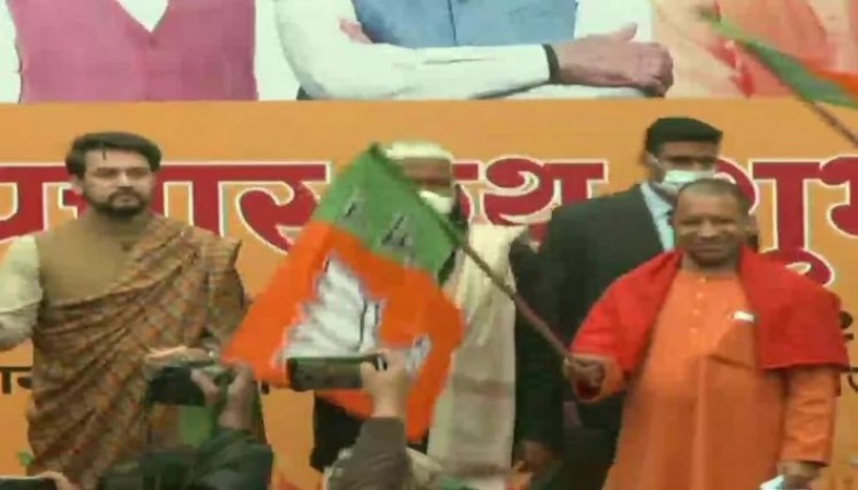 यूपी चुनाव के लिए मैदान में उतरी भाजपा, सीएम योगी ने चुनावी रथ को दिखाई हरी झंडी