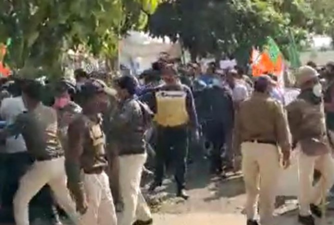BJP-Congress workers clash with each other, police resort to lathi charge